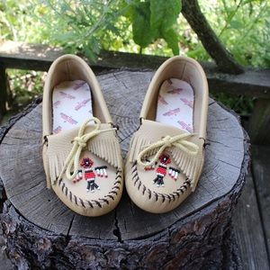 Beaded Minnetonka soft sole moccasins size 8